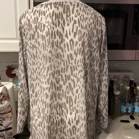 U womens Belle very pretty long sleeve taupe color plus size top 1X. EUC - Picture 3 of 4